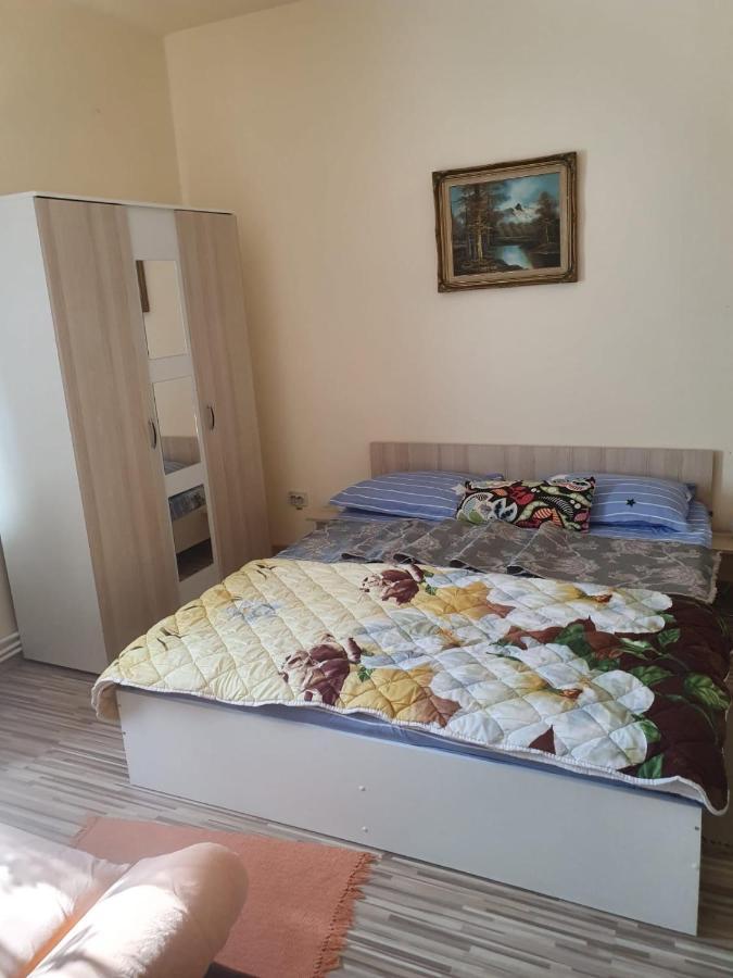Relax Haus Hotel Hunedoara Bagian luar foto