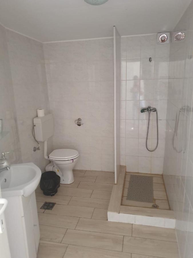 Relax Haus Hotel Hunedoara Bagian luar foto