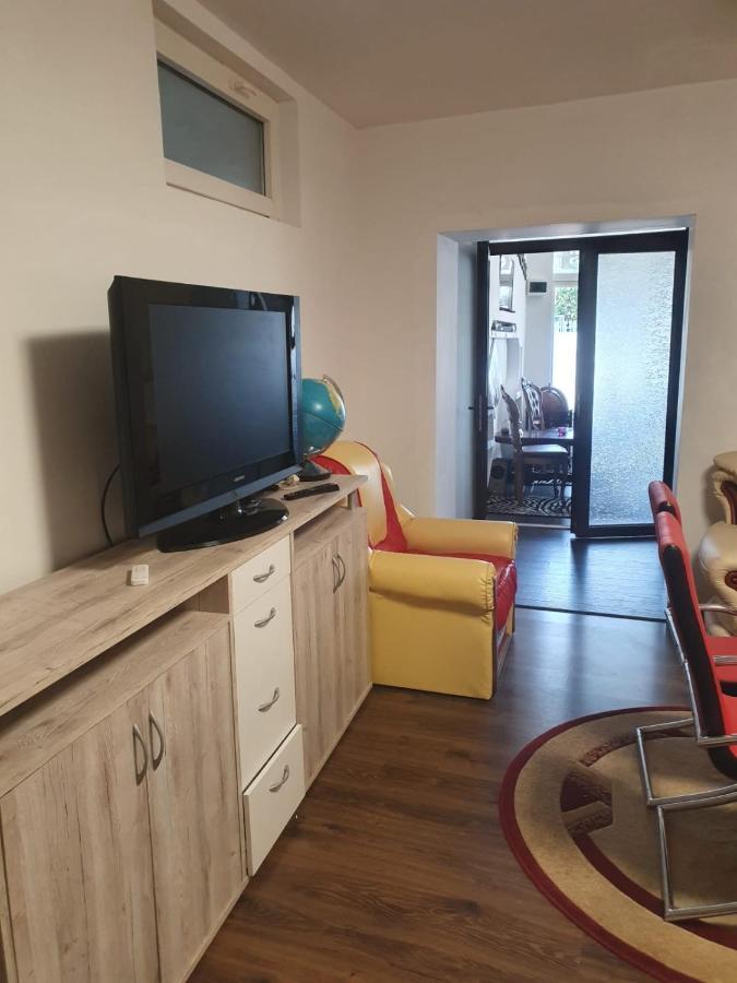 Relax Haus Hotel Hunedoara Bagian luar foto