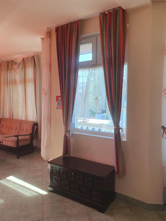 Relax Haus Hotel Hunedoara Bagian luar foto