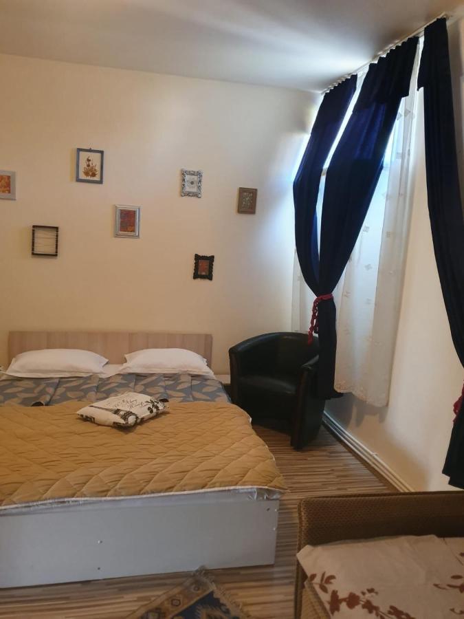 Relax Haus Hotel Hunedoara Bagian luar foto
