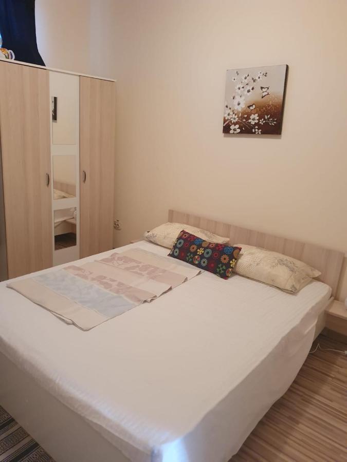 Relax Haus Hotel Hunedoara Bagian luar foto