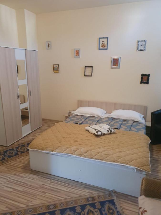 Relax Haus Hotel Hunedoara Bagian luar foto