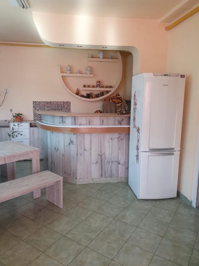 Relax Haus Hotel Hunedoara Bagian luar foto