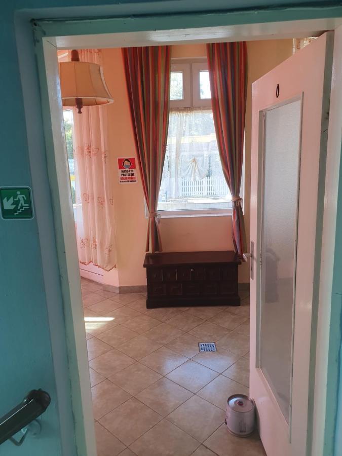 Relax Haus Hotel Hunedoara Bagian luar foto