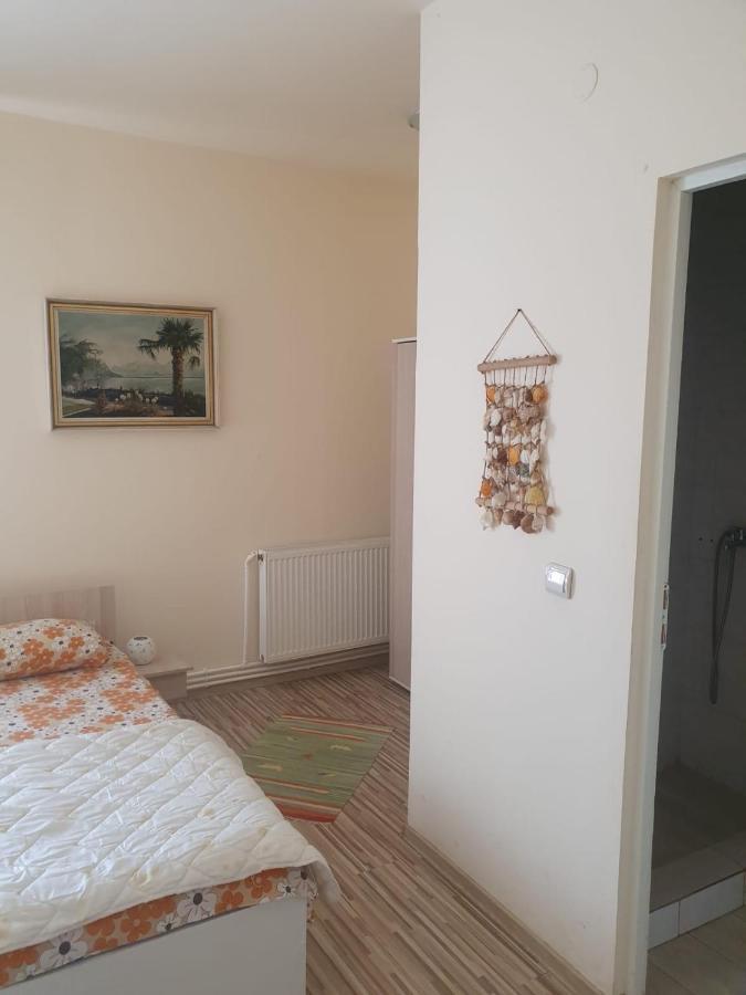 Relax Haus Hotel Hunedoara Bagian luar foto