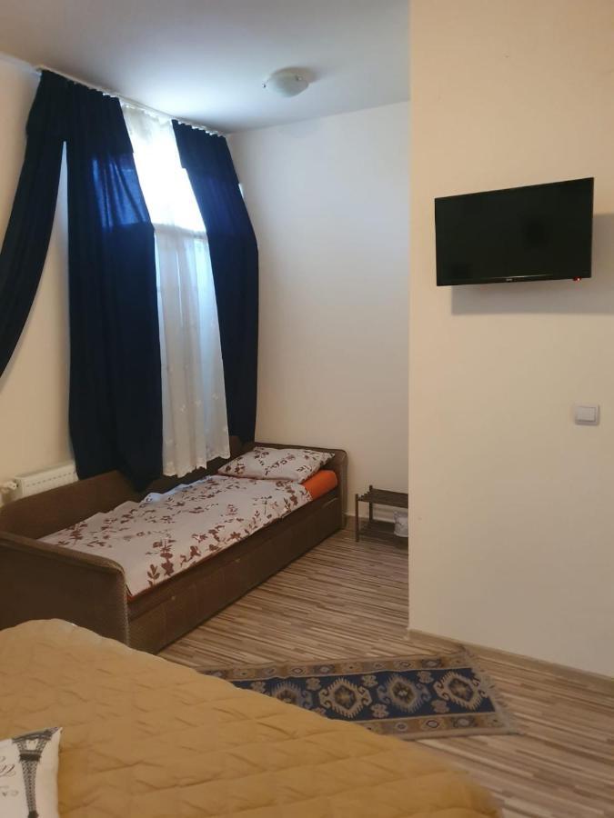 Relax Haus Hotel Hunedoara Bagian luar foto