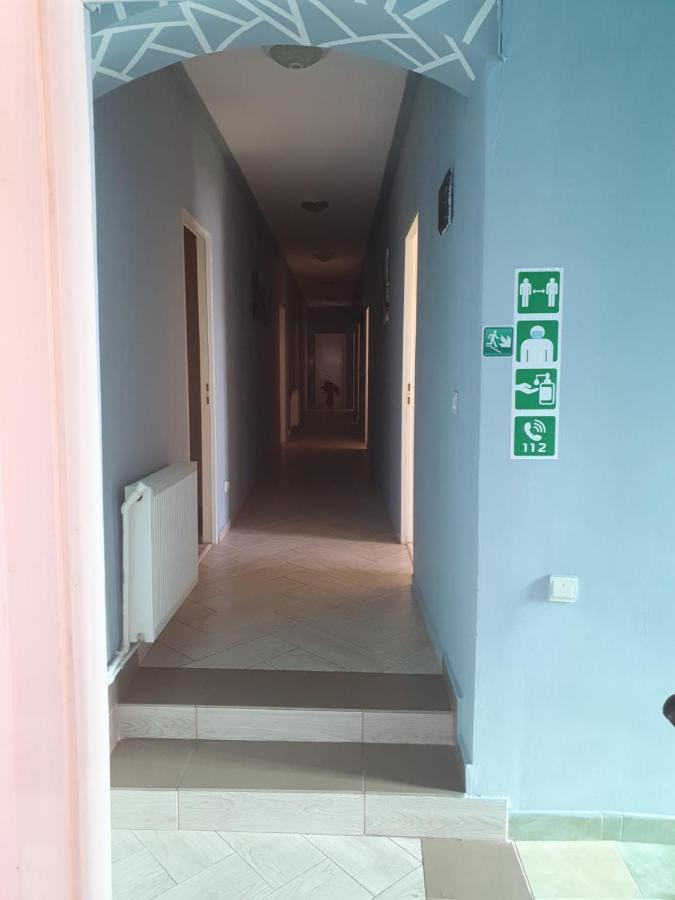 Relax Haus Hotel Hunedoara Bagian luar foto